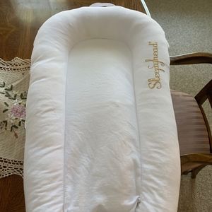 Dockatot Deluxe UK version with extra cover